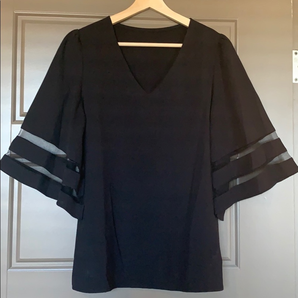 Pretty black v-neck, mesh sleeve detail Size Small